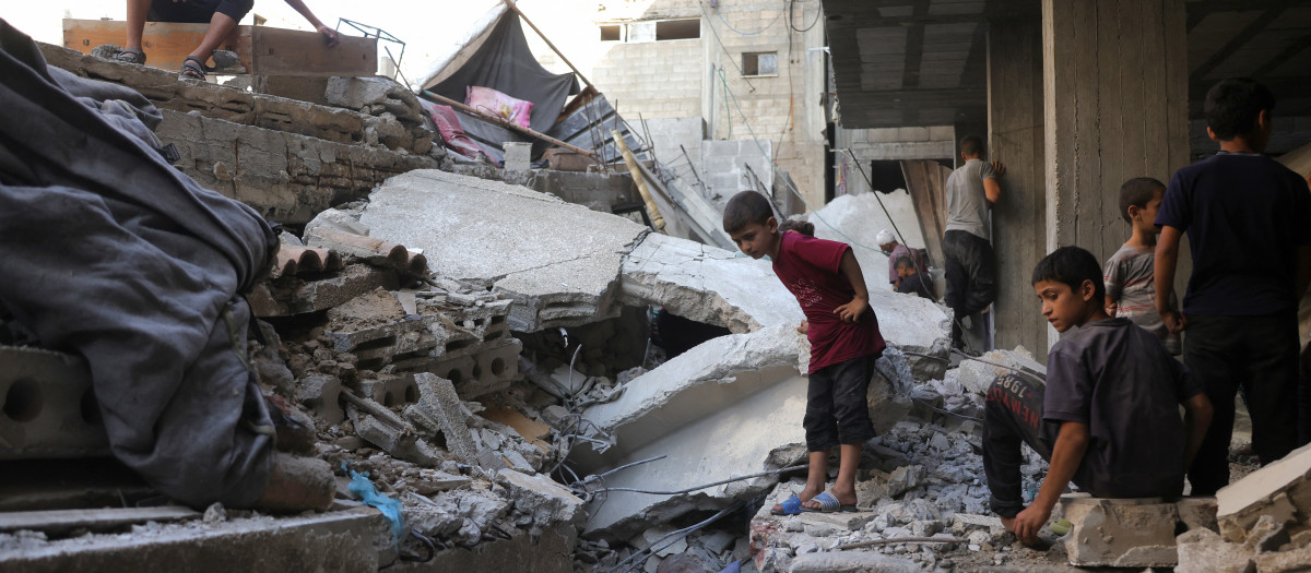 Un grupo de personas en la franja de Gaza