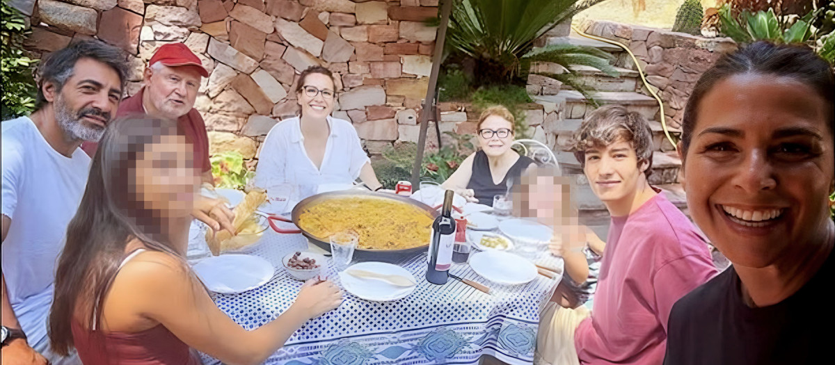 Nuria Roca y Juan del Val, con su familia, en Valencia