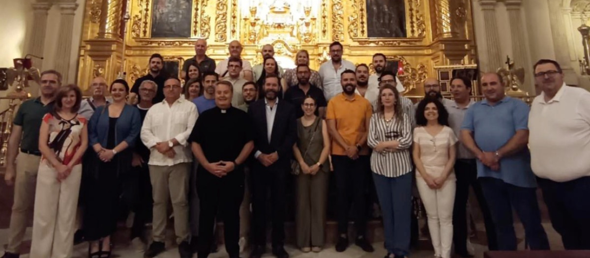 Bernardo N. Fresnillo junto al consiliario de la Agrupación y representantes de las cofradías tras el cabildo de elecciones
