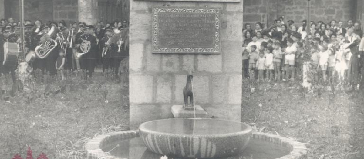 Inauguración de la fuente en la plaza de San Lorenzo en 1963