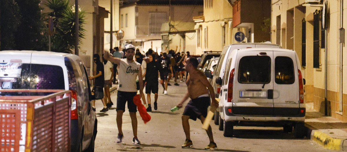 Varias personas durante los altercados en Torre Pacheco, a 12 de julio de 2025, en Torre Pacheco, Murcia (España). Tras una noche de altercados, la Guardia Civil ha arrestado a una persona y cinco han resultado heridas leves. Los hechos han desencadenado tras la agresión a un anciano el pasado 9 de julio.

Martín C.  / Europa Press
13 JULIO 2025;ALTERCADOS;MURCIA;DETENIDO;TORRE PACHECO;ALTERCADO;GRUPOS;EXTREMA DERECHA;MAGREBIES
13/7/2025