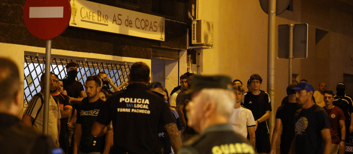 Agentes de Policía Local y Guardia Civil durante los altercados en Torre Pacheco, a 12 de julio de 2025, en Torre Pacheco, Murcia (España). Tras una noche de altercados, la Guardia Civil ha arrestado a una persona y cinco han resultado heridas leves. Los hechos han desencadenado tras la agresión a un anciano el pasado 9 de julio.
Martín C. / Europa Press
13 JULIO 2025;ALTERCADOS;MURCIA;DETENIDO;TORRE PACHECO;ALTERCADO;GRUPOS;EXTREMA DERECHA;MAGREBIES
13/7/2025