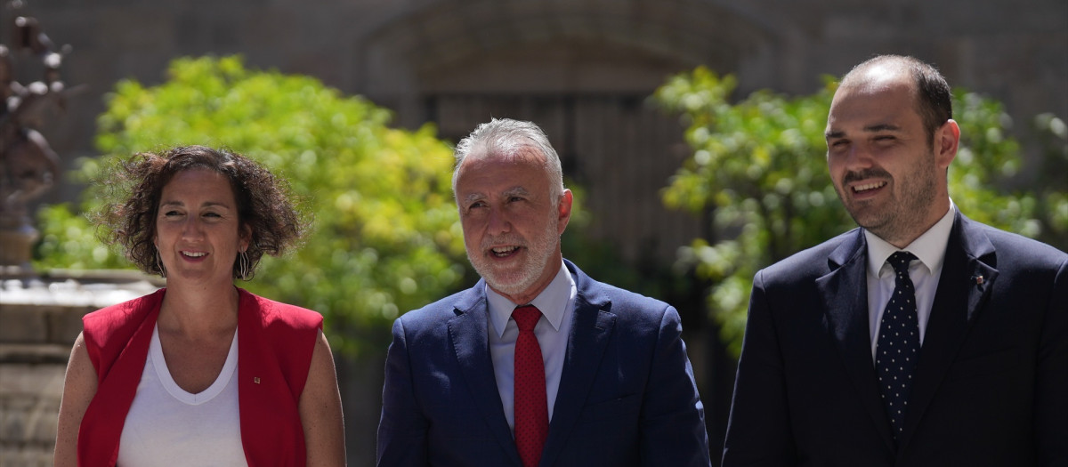 (I-D) La consejera de Economía y Finanzas, Alícia Romero, el ministro de Política Territorial y Memoria Democrática de España, Ángel Víctor Torres, y el consejero de la Presidencia
Albert Dalmau Miranda,  la Comisión bilateral Estado-Generalitat, en el Palau de la Generalitat, a 14 de julio de 2025, en Barcelona, Cataluña (España). La Comisión Bilateral Estado-Generalitat es el órgano institucional para negociar y acordar cuestiones clave entre ambos gobiernos. La reunión de hoy en Barcelona se centra en pactar un nuevo modelo de financiación para Cataluña, con el objetivo de aumentar su autogobierno fiscal y sentar las bases para una posible reforma federal del sistema autonómico español

David Zorrakino / Europa Press
14/7/2025
