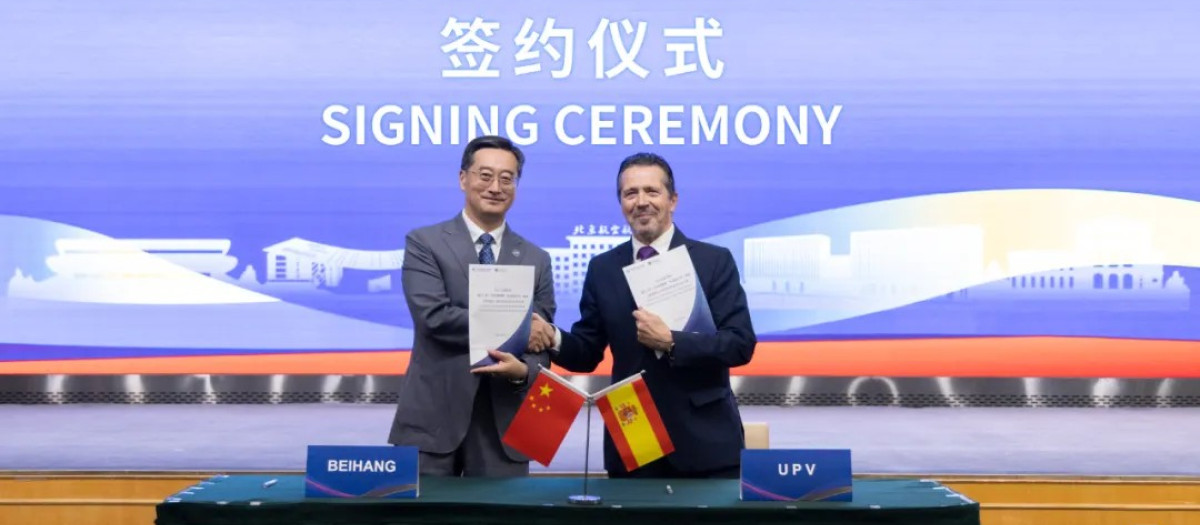 Imagen de el rector de la Universidad de Valencia, Jose Capilla, y el rector de la Universidad de Beihang,