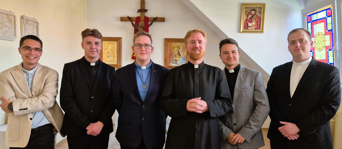 Un grupo de jóvenes sacerdotes