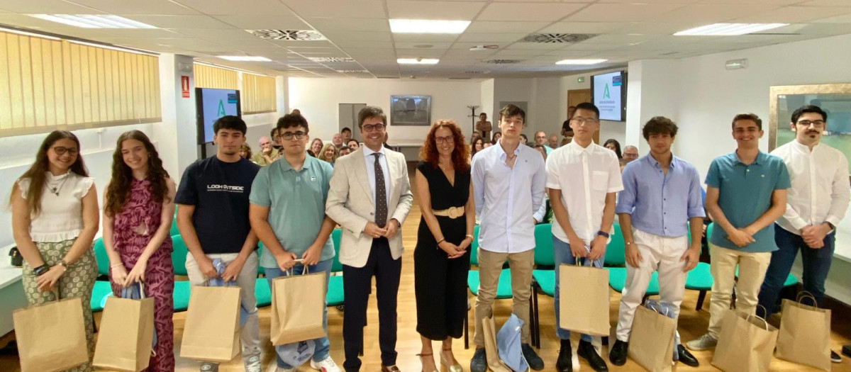 La Junta reconoce al alumnado Premio Extraordinario de Bachillerato y a las mejores notas de la PAU