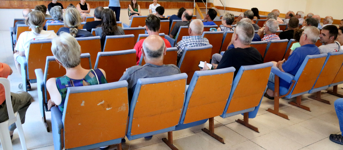 Agricultores y vecinos en la primera reunión del ayuntamiento de Paüls sobre el impacto del fuego