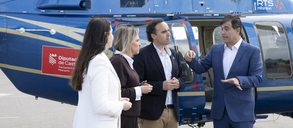 Marta Barrachina, presidenta de la Diputación de Castellón, junto al dispositivo de control y tratamiento contra mosquitos