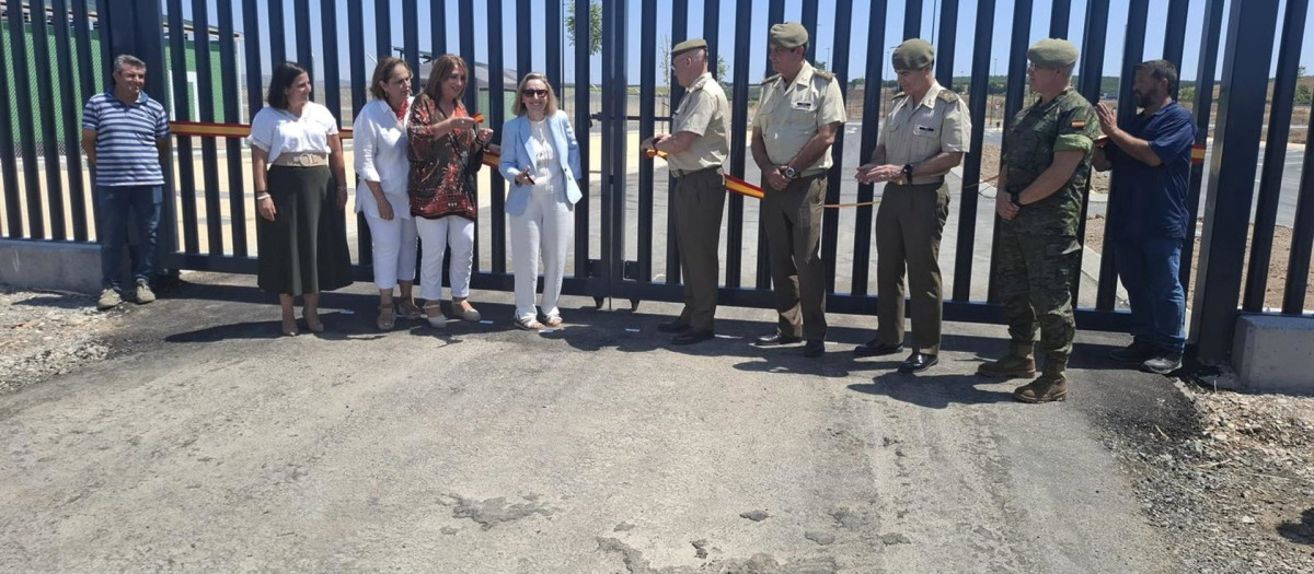 15/07/2025 Córdoba.- Defensa recepciona la urbanización de la BLET y fija en septiembre el inicio de "la construcción de edificios".

La secretaria de Estado de Defensa, María Amparo Valcarce, quien ha asistido en Córdoba este martes al acto de entrega de las obras de urbanización y vallado de la Base Logística del Ejército de Tierra (BLET) 'General de Ejército Javier Varela', ha destacado que ello supone un "un hito fundamental" y constituye "el final del principio" de un proyecto cuya próxima etapa, según ha anunciado, comenzará el próximo septiembre, con el inicio del proceso para "la construcción de edificios".

POLITICA ANDALUCÍA ESPAÑA EUROPA CÓRDOBA ECONOMIA
SUBDELEGACIÓN DEL GOBIERNO EN CÓRDOBA