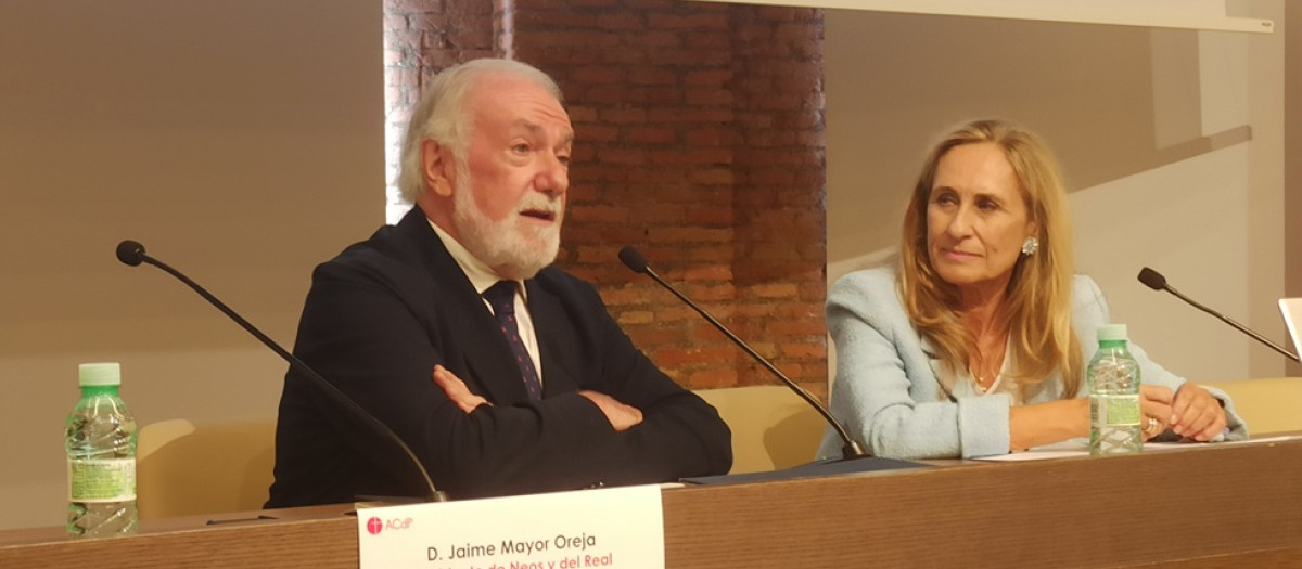 Jaime Mayor Oreja y Pilar Castañón, durante su coloquio