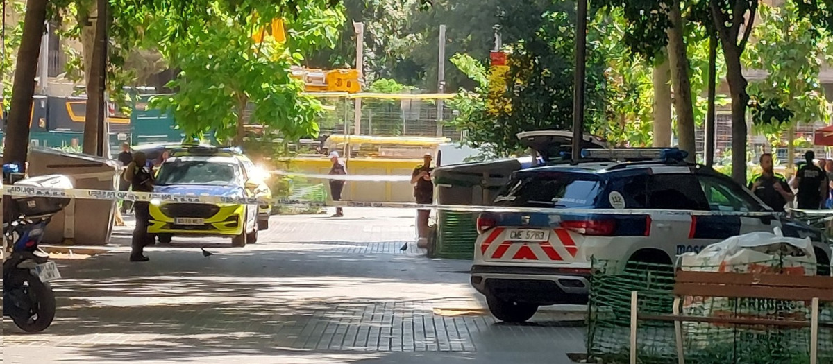 Despliegue policial en el lugar del tiroteo, en la calle Consell de Cent de Barcelona, este martes