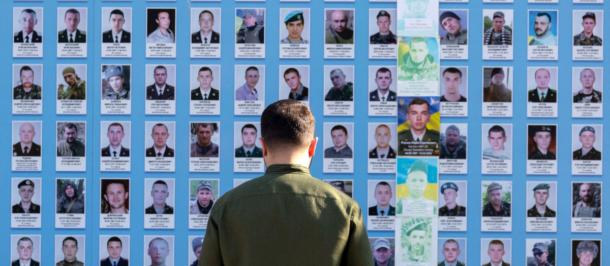 El presidente ucraniano, Volodimir Zelenski, contempla un mural con fallecidos en la guerra