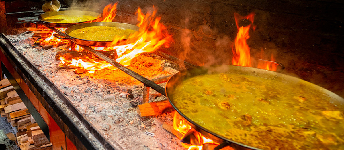Imagen de unas paellas cocinadas a leña en el restaurante Casa Carmela de Valencia
