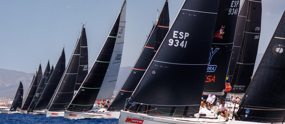 Salida de la flota de ORC 2 durante la pasada edición. © Nico Martínez/Copa del Rey MAPFRE