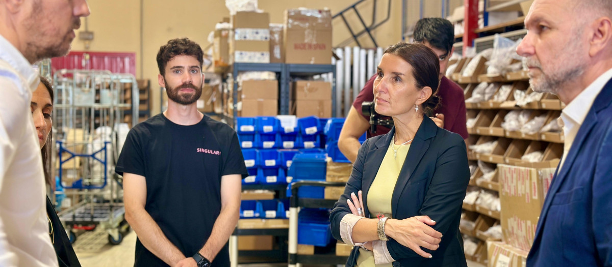 La consejera valenciana de Hacienda, Ruth Merino, durante la visita a la empresa