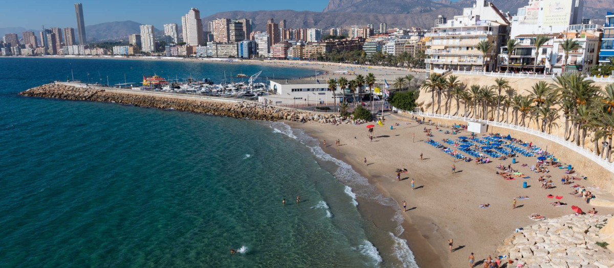 (Foto de ARCHIVO)
Imagen de archivo de la playa del Mal Pas en Benidorm (Alicante)

REMITIDA / HANDOUT por TURISME COMUNITAT VALENCIANA
Fotografía remitida a medios de comunicación exclusivamente para ilustrar la noticia a la que hace referencia la imagen, y citando la procedencia de la imagen en la firma
18/11/2017