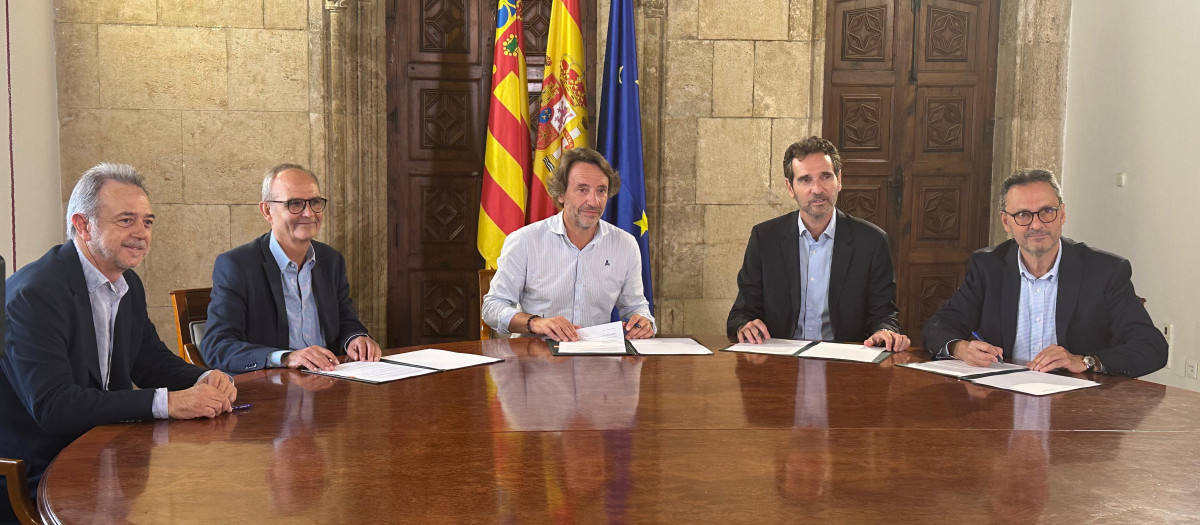 Imagen de la firma del convenio entre À Punt y la Generalitat Valenciana