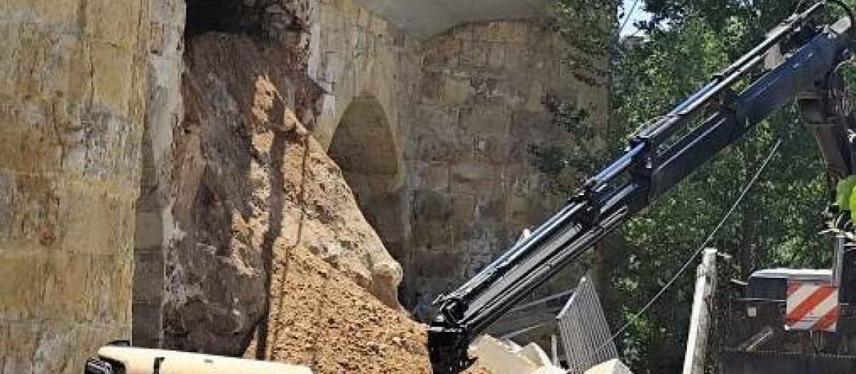 Nuevo desprendimiento en el puente de San Esteban donde se acometen obras de reparación tras un desprendimiento registrado en marzo