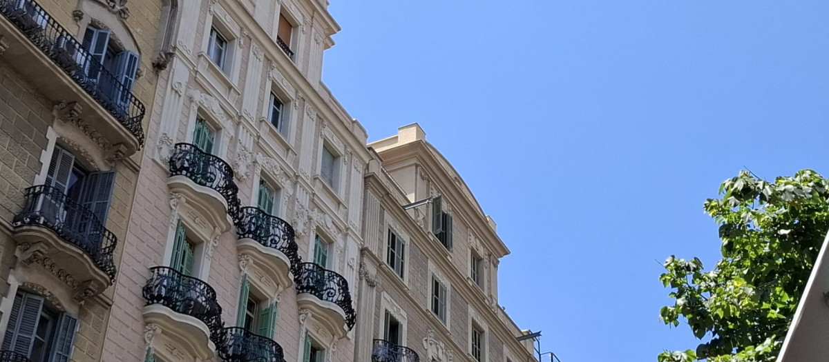 Una fachada con pescantes en Barcelona, en el distrito del Eixample