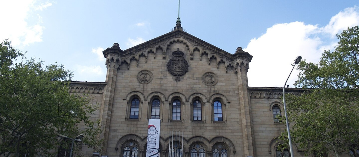 Fachada del edificio histórico de la Universidad de Barcelona (UB)