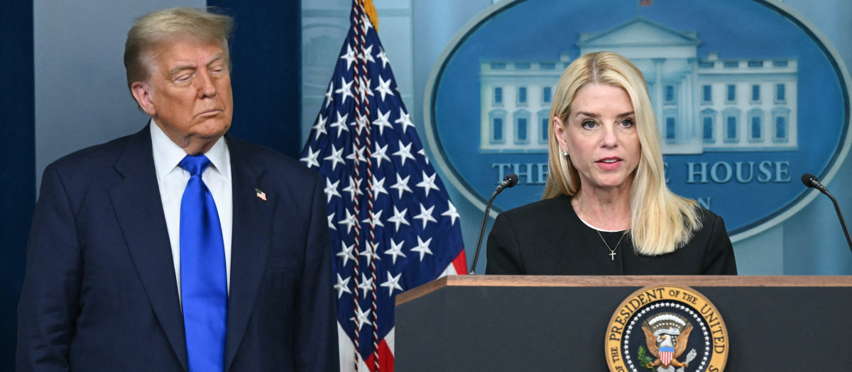 El presidente de Estados Unidos, Donald Trump, junto a la fiscal general, Pam Bondi