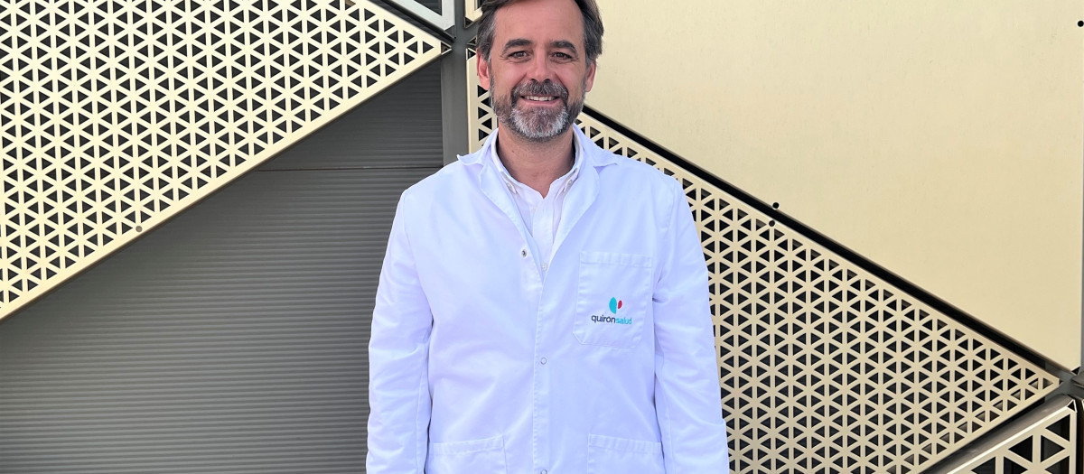 El doctor Manuel Romero jefe del Servicio de Reumatología del Hospital Quirónsalud Córdoba,