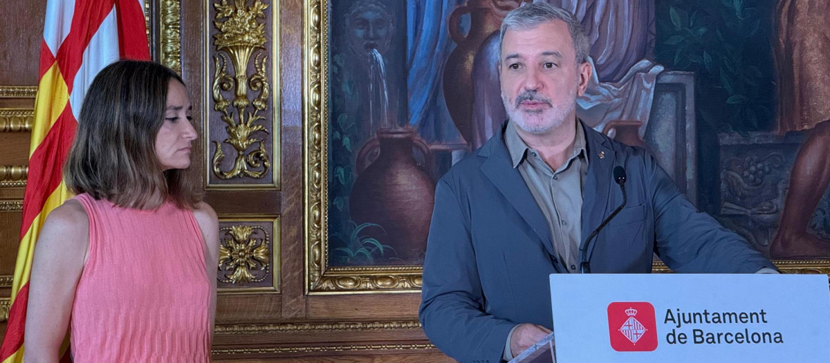 El alcalde de Barcelona, Jaume Collboni, y la comisionada para el catalán, Marta Salicrú