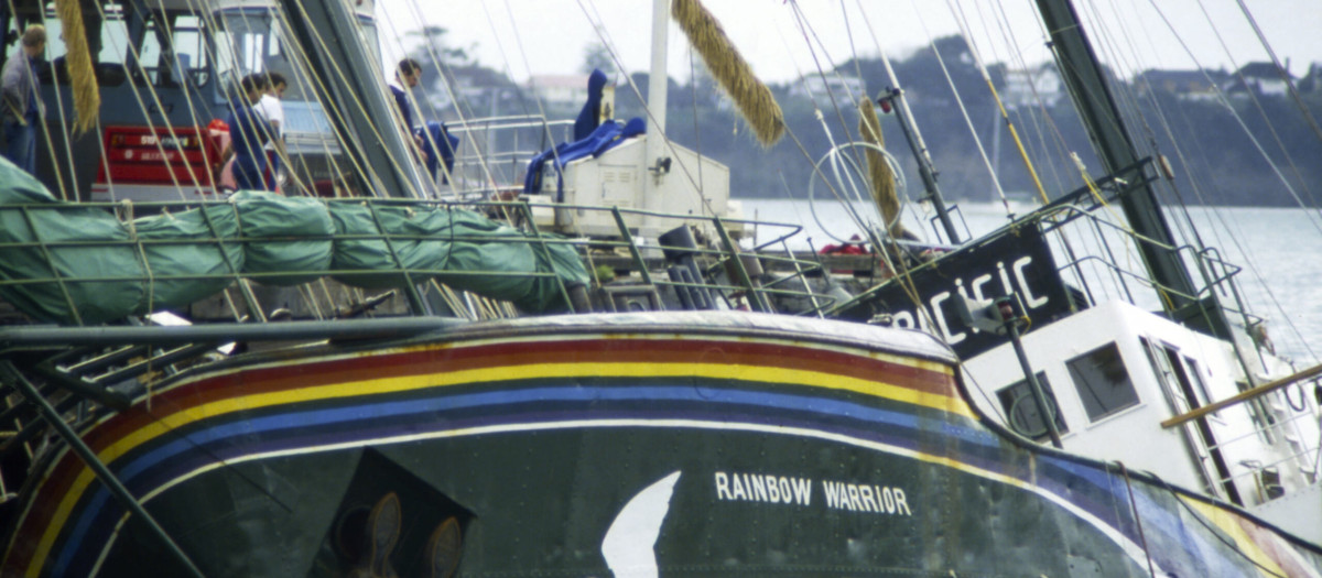 El Rainbow Warrior se encuentra en el muelle de Marsden, en el puerto de Auckland, tras el atentado perpetrado por agentes de los servicios secretos franceses.