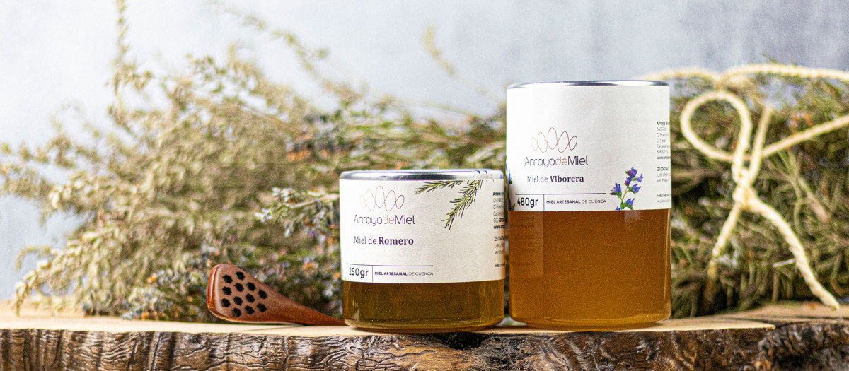 Dos de los diferentes productos elaborados por Arroyo de Miel