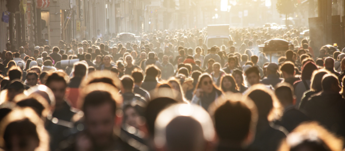 Multitud en las calles de una ciudad