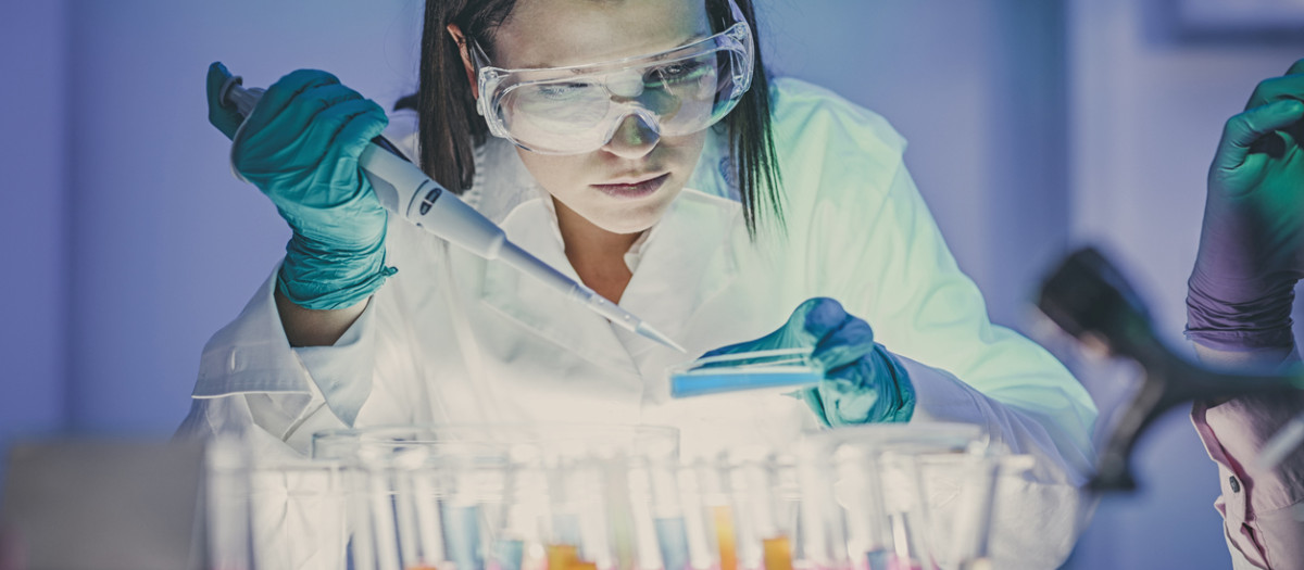 Una científica en un laboratorio