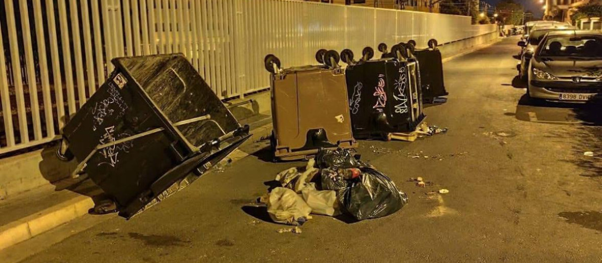 Estado en el que quedó una calle de Bétera tras el paso de los incívicos menores de edad.