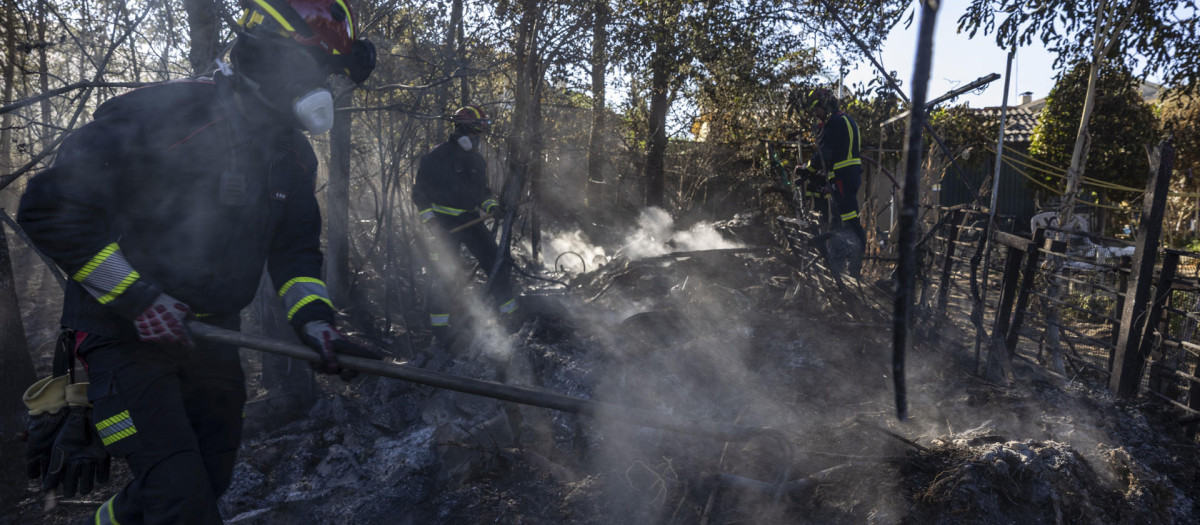 Bomberos trabajando contra el incendio originado en la localidad toledana de Méntrida y que afecto a parte de la Comunidad de Madrid
