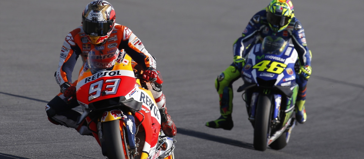 Rossi y Márquez compitiendo en una carrera de 2016