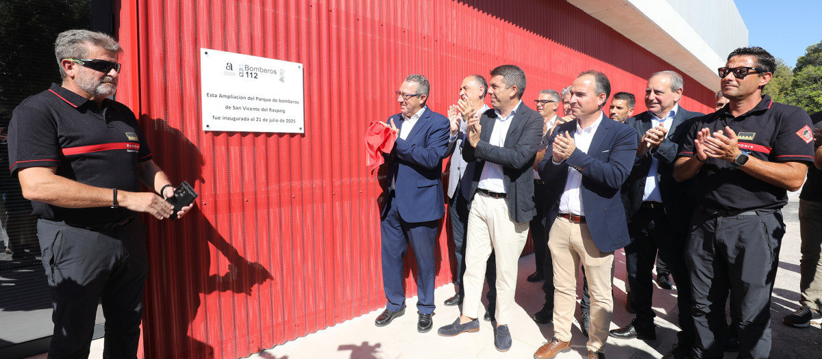 Imagen tomada este lunes de Carlos Mazón, Toni Pérez y otras autoridades durante la inauguración del Parque de Bomberos de San Vicente del Raspeig