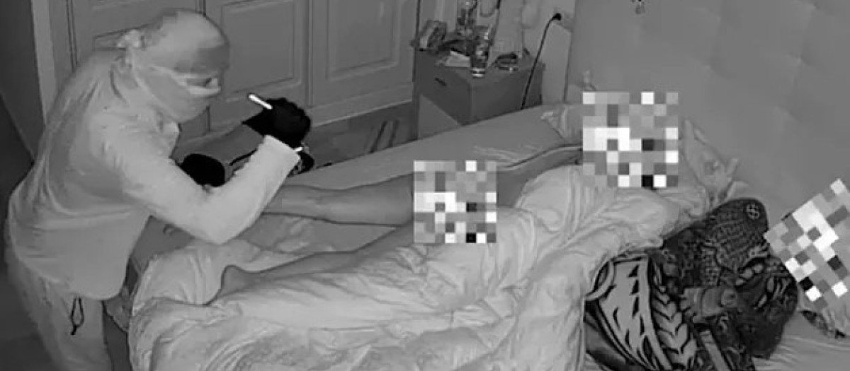 La mujer, que durmió sola la noche anterior, piensa que el ladrón entró con la intención de hacerle algo