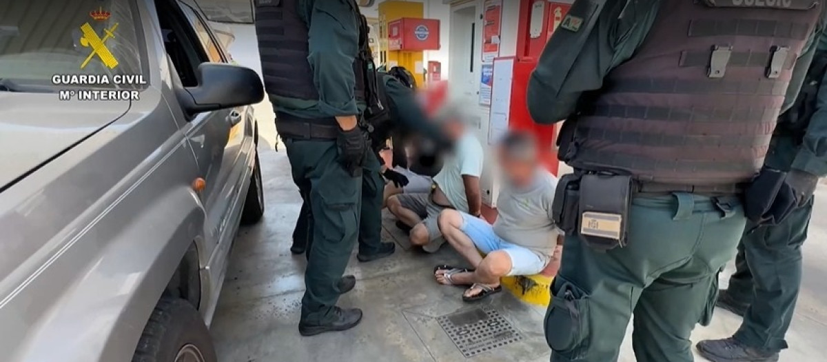 Agentes de la Guardia Civil con los detenidos de la organización que operaba con una narcogasolinera flotante.

REMITIDA / HANDOUT por GUARDIA CIVIL
Fotografía remitida a medios de comunicación exclusivamente para ilustrar la noticia a la que hace referencia la imagen, y citando la procedencia de la imagen en la firma
22/7/2025