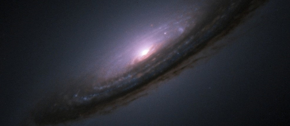 El punto brillante de la supernova 1994D aparece junto a la galaxia NGC 4526