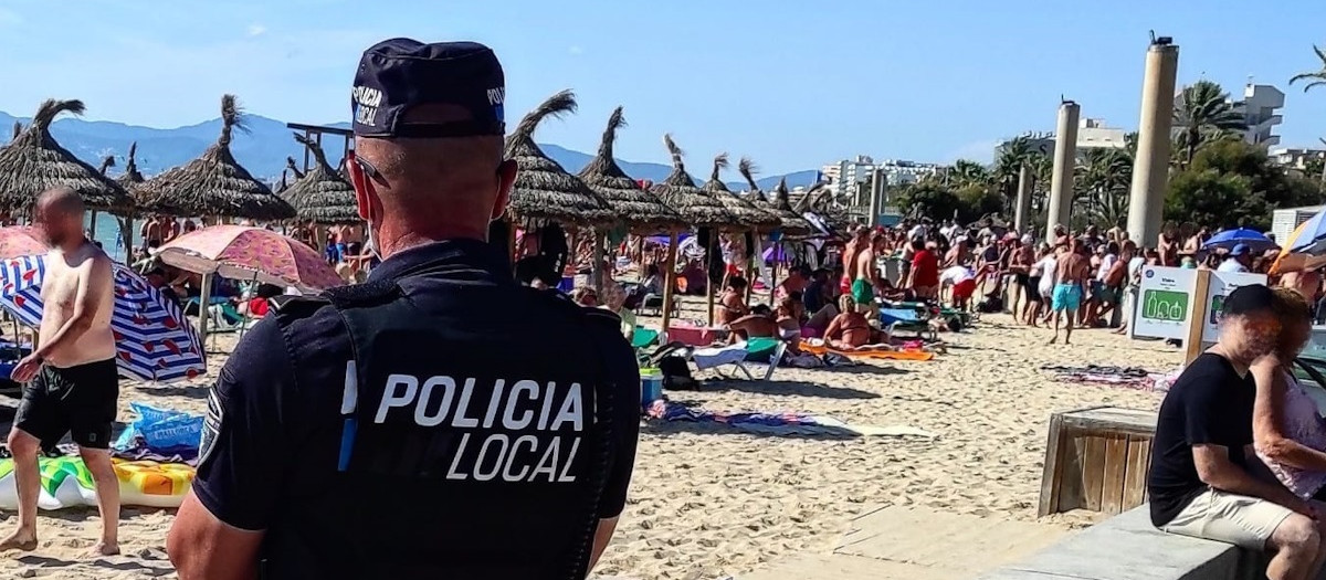 Un policía local vigila un tramo de Playa de Palma