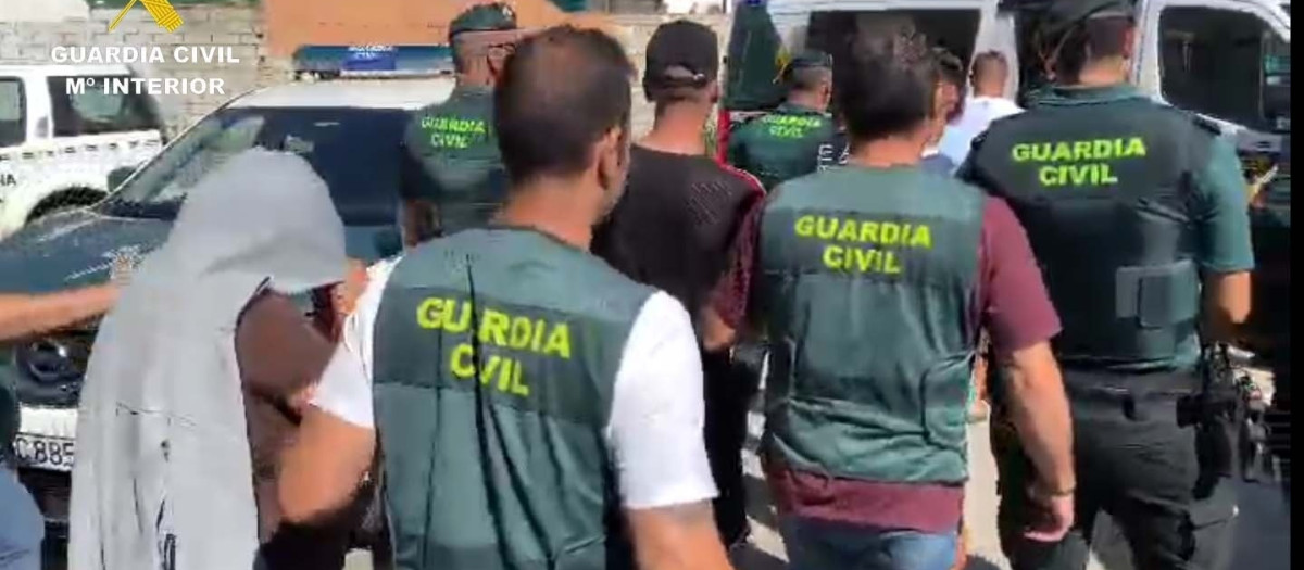 Los agentes, con los detenidos por altercados en Isla Mayor.

REMITIDA / HANDOUT por GUARDIA CIVIL
Fotografía remitida a medios de comunicación exclusivamente para ilustrar la noticia a la que hace referencia la imagen, y citando la procedencia de la imagen en la firma
23/7/2025