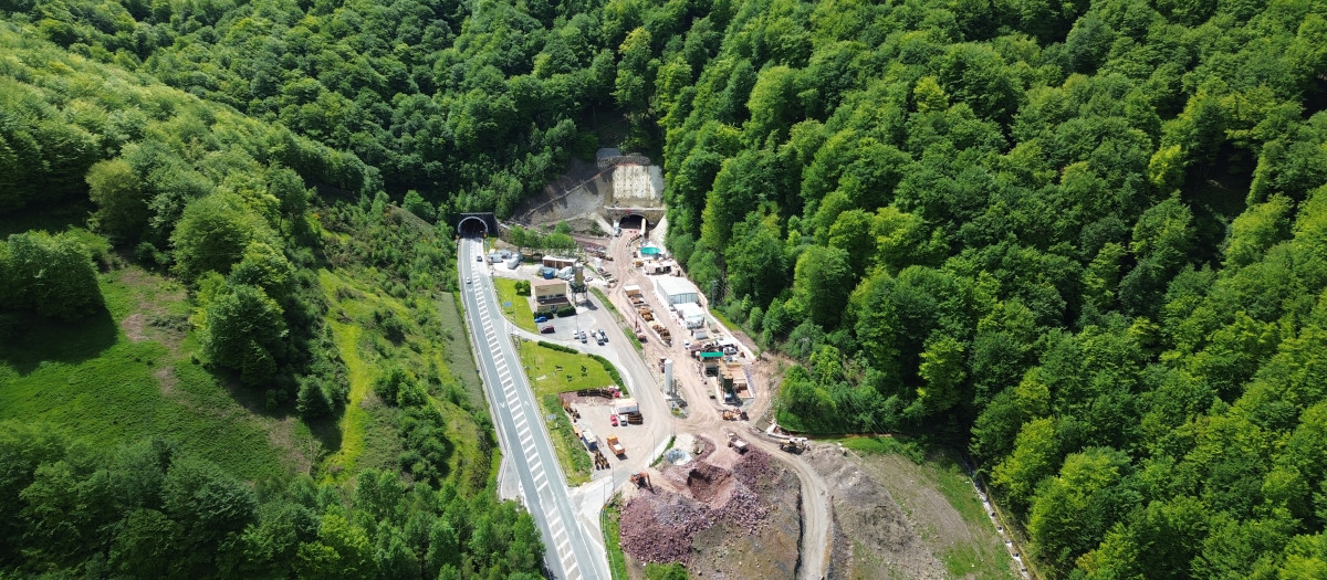 Obras en la boca norte de Belate, junto al túnel ya existente (izda)