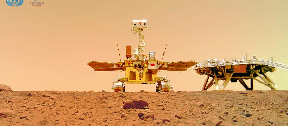 Foto publicada el 11 de junio de 2021 por la Administración Nacional del Espacio de China (CNSA) que muestra una selfi del primer explorador marciano chino, Zhurong, con la plataforma de aterrizaje