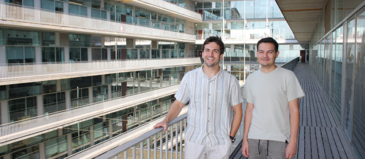 Bernardo Rodríguez-Martin (izq) y Emiliano Sotelo-Fonseca en el Centro de Regulación Genómica (CRG) en Barcelona