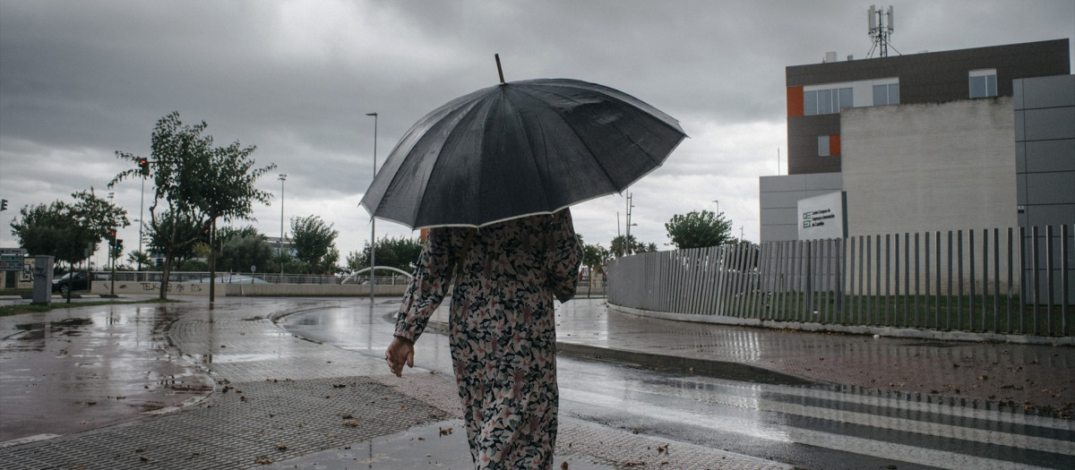 (Foto de ARCHIVO)
Imagen de archivo de una mujer caminando bajo la lluvia en Castellón