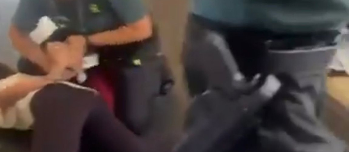 Imagen de la detención de la monitora del grupo de menores judíos en el aeropuerto de Valencia