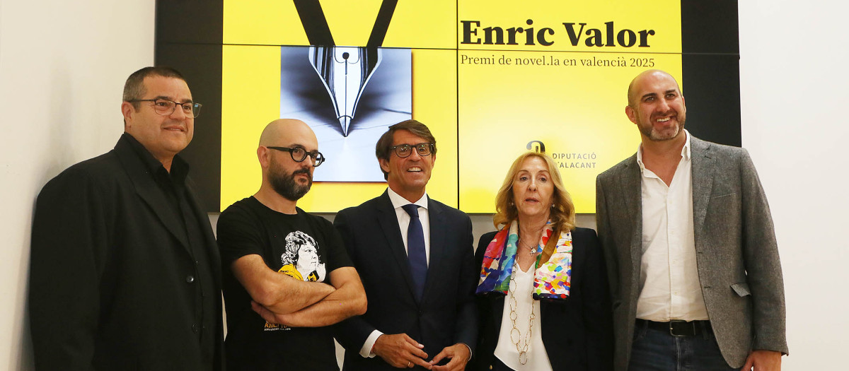 Imagen de archivo de la Diputación de Alicante entregando el Premio Enric Valor de Novela en Valenciano de la última edición
