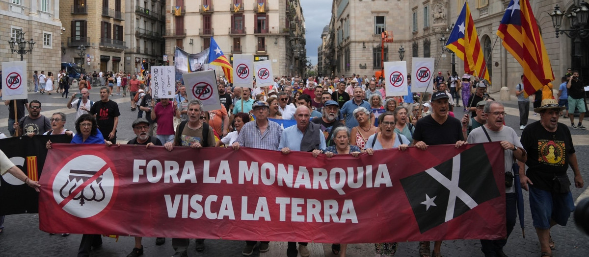 Lluís Llach, encabezando la protesta en Barcelona contra la presencia del Rey Felipe VI