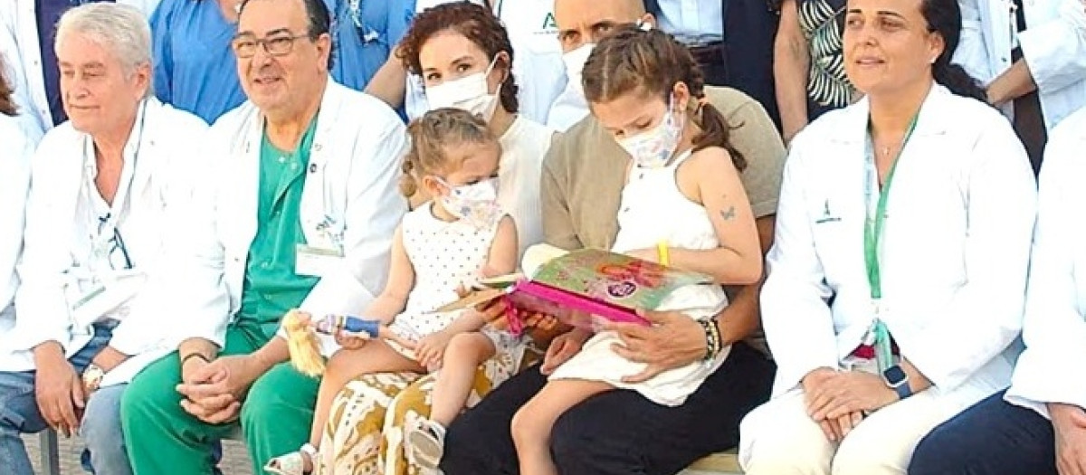 La pequeña Lucía, junto a su familia y personal sanitario