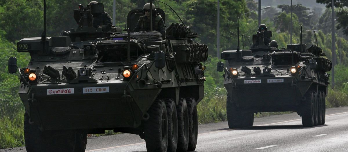 Soldados del Ejército Real Tailandés aparecen en la imagen a bordo de vehículos blindados en una carretera de la provincia de Chachoengsao