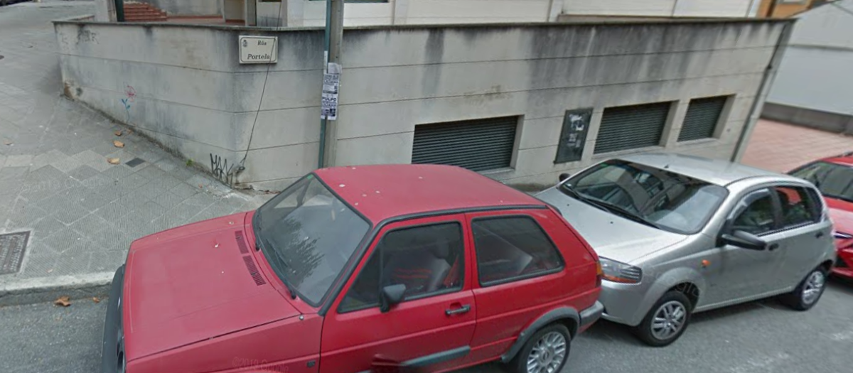 Coches aparcados en la calle Portela